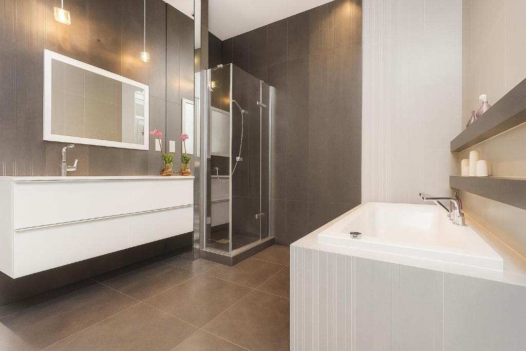 Apartament Superior z 2 sypialniami - łazienka z wanną i prysznicem